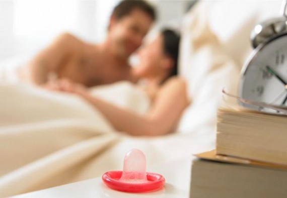 couple-w-condom